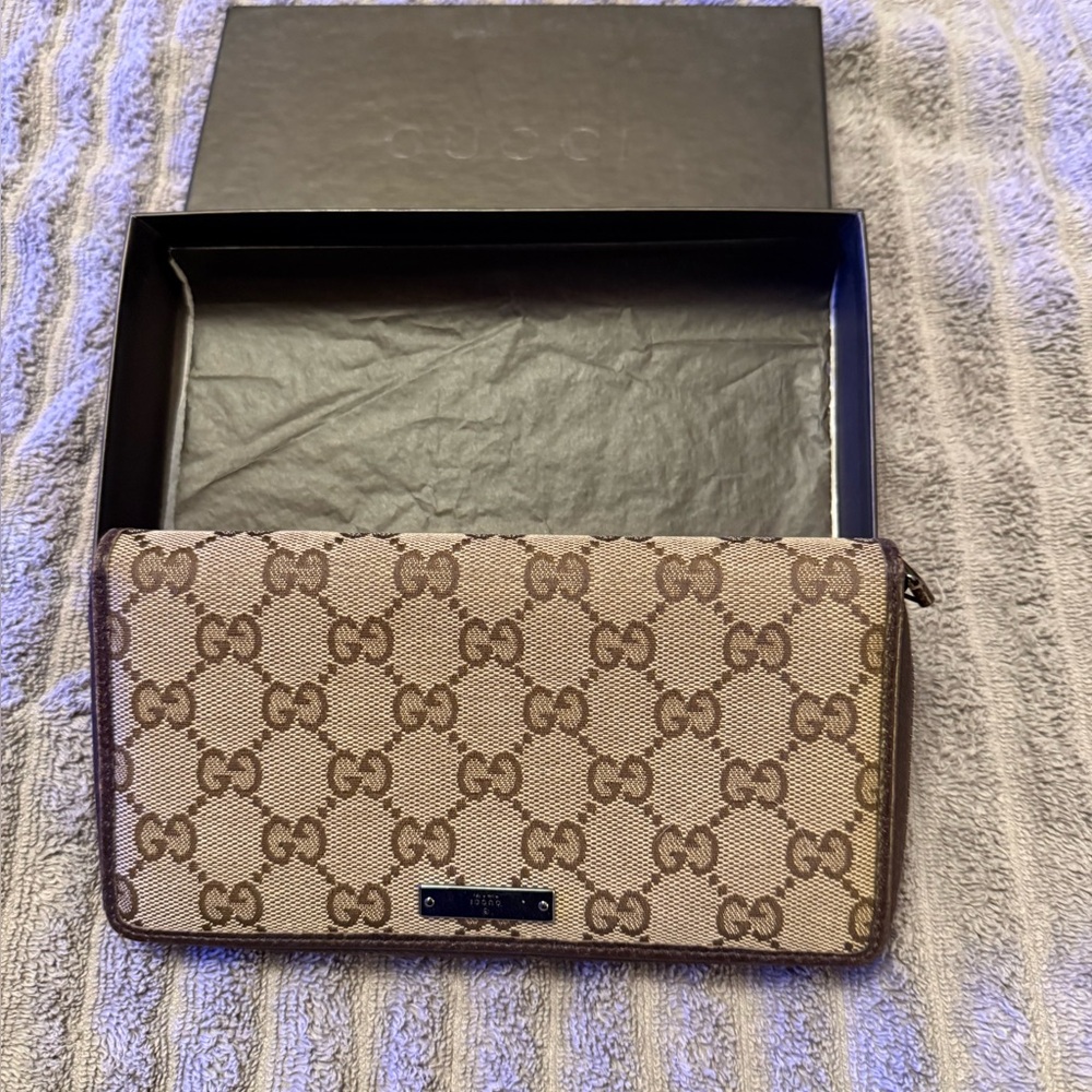 Excellent authentic Gucci zipper wallet
